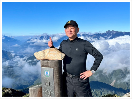 簡副署長於南湖大山登頂留念