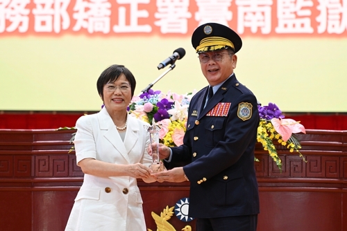 邱典獄長獲內政部劉部長頒發傑出校友獎