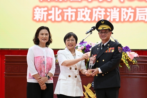 陳局長獲內政部劉部長頒發傑出校友獎