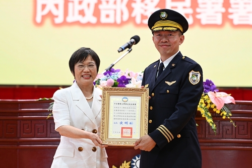 林署長獲內政部劉部長頒發傑出校友獎(謝文忠副署長代領獎)