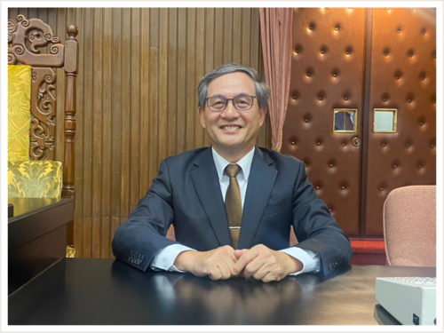 蘇處長於辦公室留影
