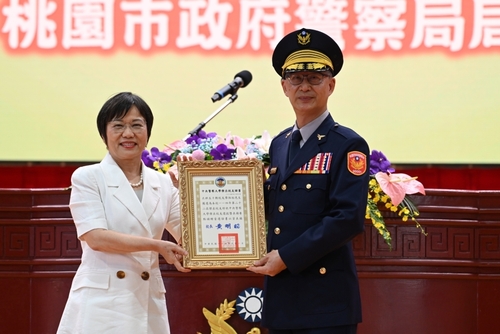 廖局長獲內政部劉部長頒發傑出校友獎