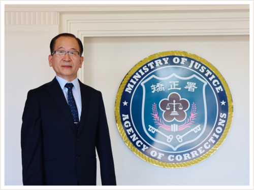 林署長與矯正署徽合影