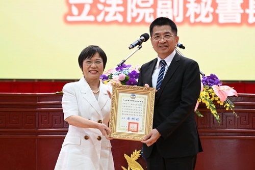 張副秘書長獲內政部劉部長頒發傑出校友獎