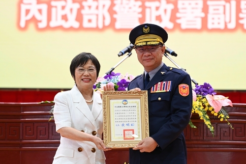 廖副署長獲內政部劉部長頒發傑出校友獎