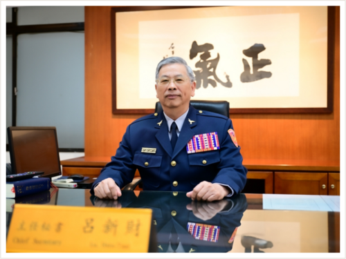 呂主任秘書於辦公室留影
