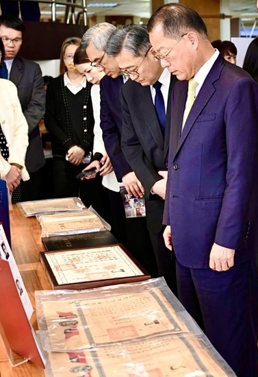 警大黃明昭校長認真專注瞭解所展出之李昌鈺博士生平資料