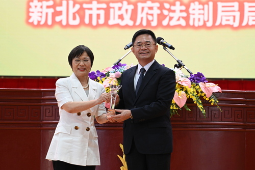 蔡局長獲內政部劉部長頒發傑出校友獎