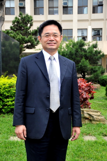 蔡局長攝於中央警察大學行政大樓前花園