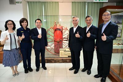 警大楊源明校長暨主管代表一同為「輪式滅火器」新設展區揭幕