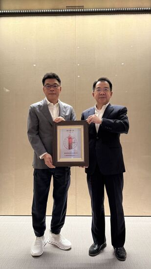 江韋侖董事長捐贈輪式滅火器予警大，楊源明校長代表受贈