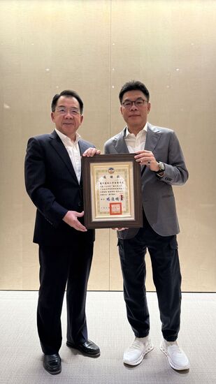 警大楊源明校長致贈感謝狀予江韋侖董事長，表達感謝之意