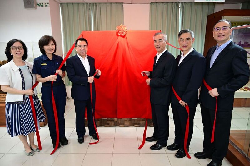 警大楊源明校長暨主管代表一同為「輪式滅火器」新設展區揭幕